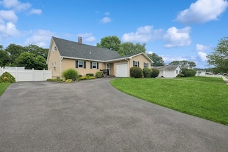15 Tarkington Rd, Holbrook, NY 11741