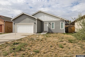 940 S 3rd Ave, Mills, WY 82644