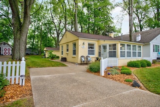 1669 Waukazoo Dr, Holland, MI 49424