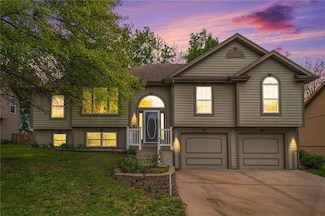 309 Lakeview Dr, Smithville, MO 64089