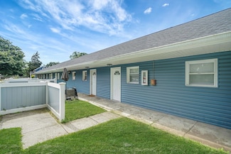 16 Bellport St Unit 2, East Patchogue, NY 11772
