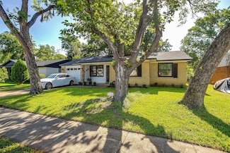 1725 Emerald St, Grand Prairie, TX 75051