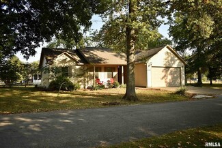 302 Elizabeth St, Benton, IL 62812
