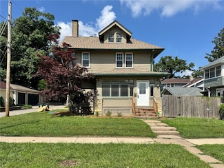 383 21st St SE, Cedar Rapids, IA 52403