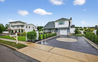 321 Lagoon Dr S, Copiague, NY 11726
