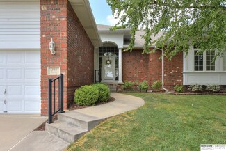 722 Villa Plaza, Papillion, NE 68046
