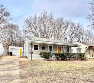 1833 SW Moundview Dr, Topeka, KS 66604