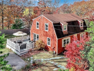 89 Narrow Ln, Charlestown, RI 02813