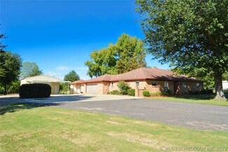 1138 N 4242 Rd, Hugo, OK 74743