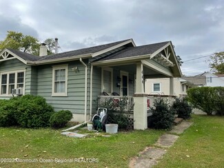 444 W Park Ave, Oakhurst, NJ 07755