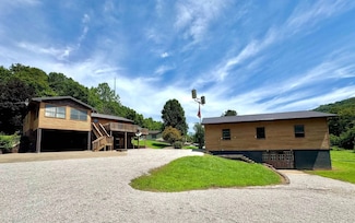 285 Middle Fork, Reedy, WV 25270