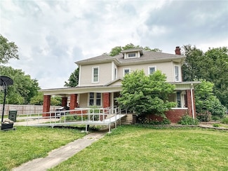 611 N Front St, Kansas, IL 61933