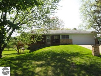1014 Essex Dr, Weidman, MI 48893
