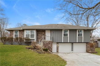 417 NE Colonial Ct, Lees Summit, MO 64064