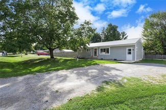 9115 Maplewood Dr, Clio, MI 48420