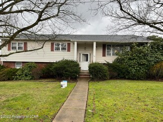 24 Pear Tree Ln, Dallas, PA 18612