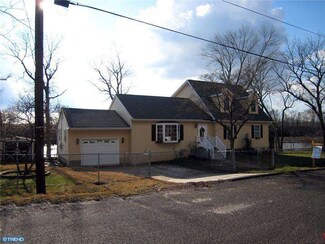 640 Lakeview Dr, Runnemede, NJ 08078