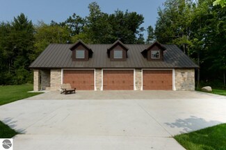 1044 S Bay Dr, Tawas City, MI 48763