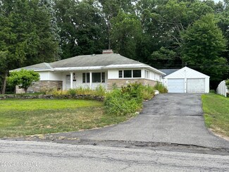 29 Parkwood Dr, Albany, NY 12205