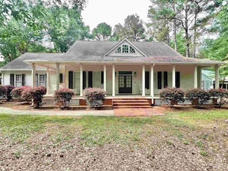 151 Mockingbird Ln, Atmore, AL 36502