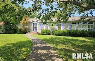 614 W College St, Harrisburg, IL 62946