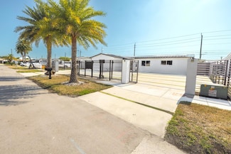 18250 NW 86th Ave, Hialeah, FL 33015