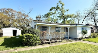 1113 E Cedar St, Angleton, TX 77515