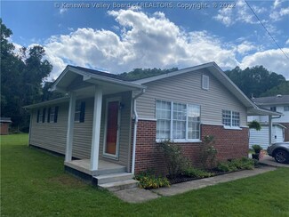 17 Dallas Ave W, Madison, WV 25130