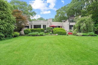5 Cedar Ln, Glen Cove, NY 11542
