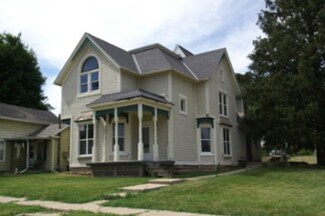 906 N 1st St, Ashton, IL 61006