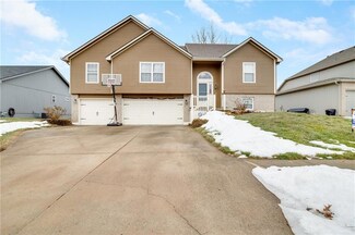 1216 SE Highview Dr, Blue Springs, MO 64014