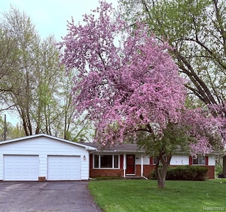 174 Knollwood Dr, Pinckney, MI 48169
