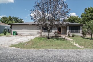 305 Ball St, Whitewright, TX 75491