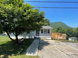 415 Locust St, Narrows, VA 24124