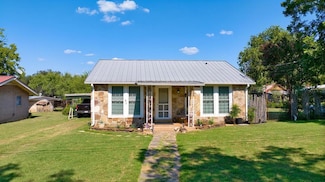 817 S Live Oak St, Mason, TX 76856