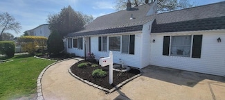 24 Club Ln, Levittown, NY 11756