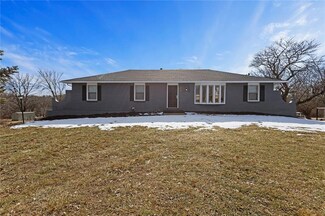 7611 Harry s Truman Dr, Grandview, MO 64030