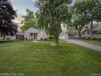 1690 Elsmere Rd, Waterford, MI 48328