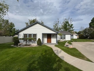 1020 Waukazoo Ave, Petoskey, MI 49770