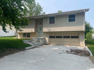 10436 M St, Omaha, NE 68127