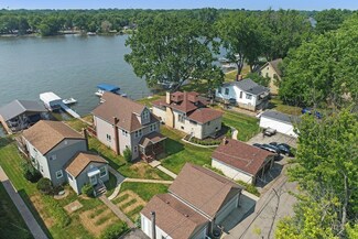 1118 River Terrace Dr, Johnsburg, IL 60051