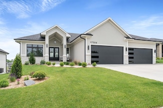 17594 Townsend Dr, Clive, IA 50325