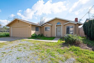1422 S Court St, Visalia, CA 93277