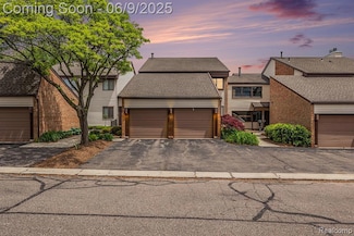 4483 Laurel Club Cir, West Bloomfield, MI 48323
