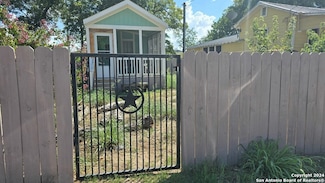 206 E Lubbock, San Antonio, TX 78204
