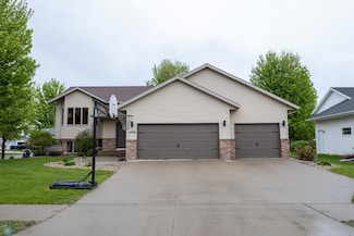 5506 16th St S, Fargo, ND 58104