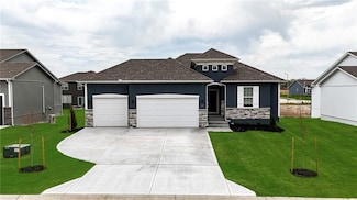404 SW Hawthorne Ln, Blue Springs, MO 64014