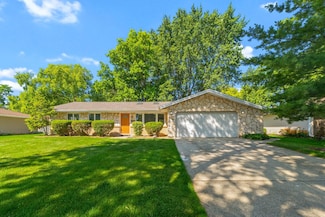 808 S Cedarcrest Dr, Schaumburg, IL 60193