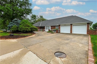 4406 S Stonecrest Cir, Saint Joseph, MO 64506