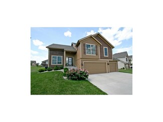 11208 N Summit St, Kansas City, MO 64155